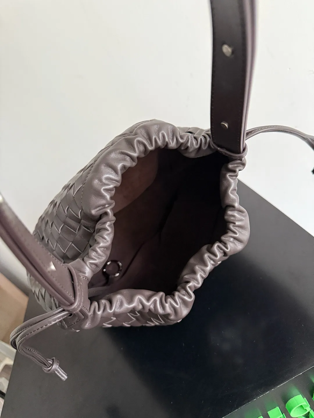 Batch 2280 BOTTEGA VENETA2025 new woven Biblioteca Bucket perfectly integrates casual texture, using classic Intrecciato woven leather, which feels soft but stiff, allowing the bag to drape naturally without losing the three-dimensional effect. The drawstring design of the drawstring pocket makes opening and closing more direct and adds a casual atmosphere. If you are on a short business trip, you can put some skin care samples in your bag. The front compartment or rear zipper can also be used to store ID cards, bank cards, etc. The solid color design of the bag is very versatile, and it doesn’t feel too picky when paired with any clothes. The leather material is also very high-quality! Style number: 836020 Size: 24*33*14cm